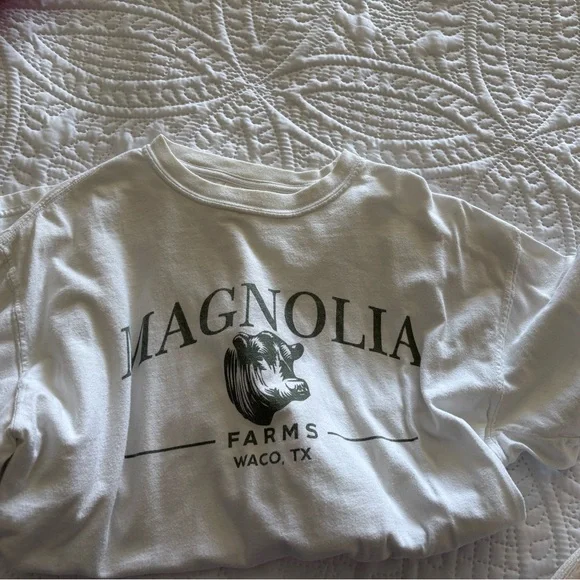 Magnolia White Graphic Tee - Picture 1 of 2